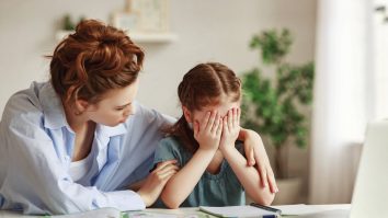 Copiii sunt copleșiți de prea multe teme. Daniela Vișoianu, expert în educație: „Ei trebuie să compenseze acasă pentru ceea ce nu s-a întâmplat la școală”