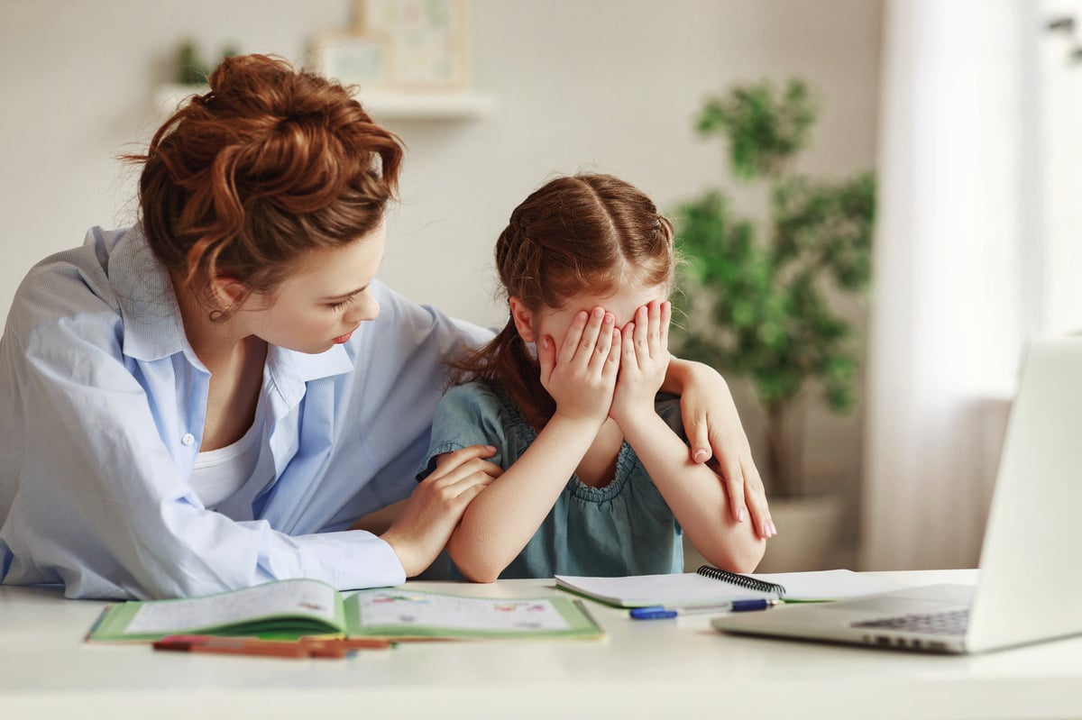 Copiii sunt copleșiți de prea multe teme. Daniela Vișoianu, expert în educație: „Ei trebuie să compenseze acasă pentru ceea ce nu s-a întâmplat la școală”