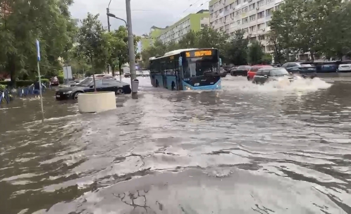 Bucureștiul a fost paralizat de „cea mai consistentă ploaie din ultimii 100 de ani”
