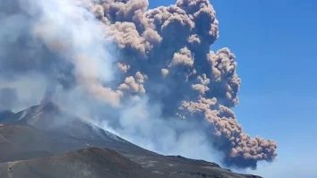 Vulcanul Etna a erupt: alertă roșie pe aeroportul Catania. Activitate vulcanului a dus la formarea unui nor înalt de cenușă de 6 kilometri altitudine