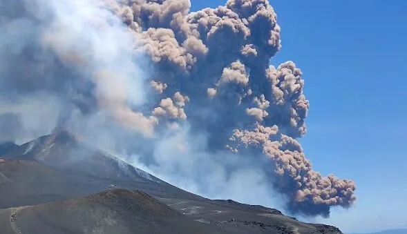 Vulcanul Etna a erupt: alertă roșie pe aeroportul Catania. Activitate vulcanului a dus la formarea unui nor înalt de cenușă de 6 kilometri altitudine