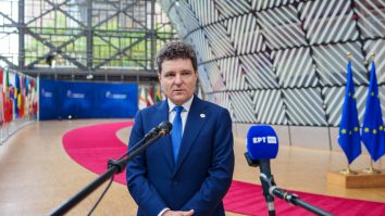 Românii furioși din Diaspora l-au luat la rost pe Nicușor Dan, în Bruxelles. Printre reproșuri: Anularea alegerilor, creșterea TVA, indemnizația