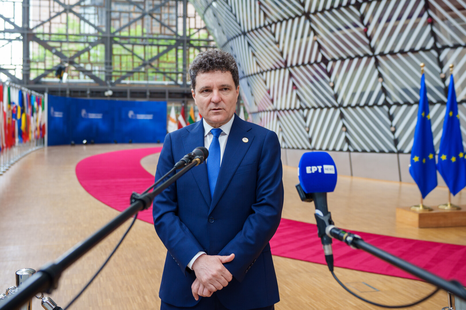 Românii furioși din Diaspora l-au luat la rost pe Nicușor Dan, în Bruxelles. Printre reproșuri: Anularea alegerilor, creșterea TVA, indemnizația