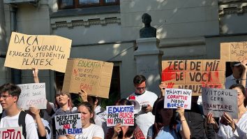 România educată iese în stradă. Elevii și studenții au protestat în weekend față de scăderea burselor/ Profesorii anunță manifestații