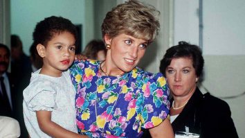 O rochie florală pe care Prințesa Diana a purtat-o pentru a vizita copiii din spitale s-a vândut cu 520.000 de dolari