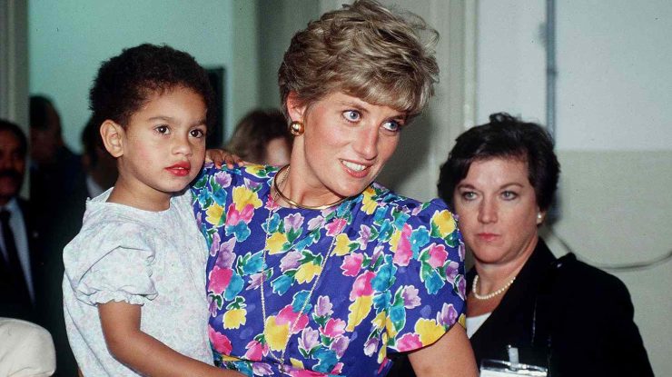 O rochie florală pe care Prințesa Diana a purtat-o pentru a vizita copiii din spitale s-a vândut cu 520.000 de dolari