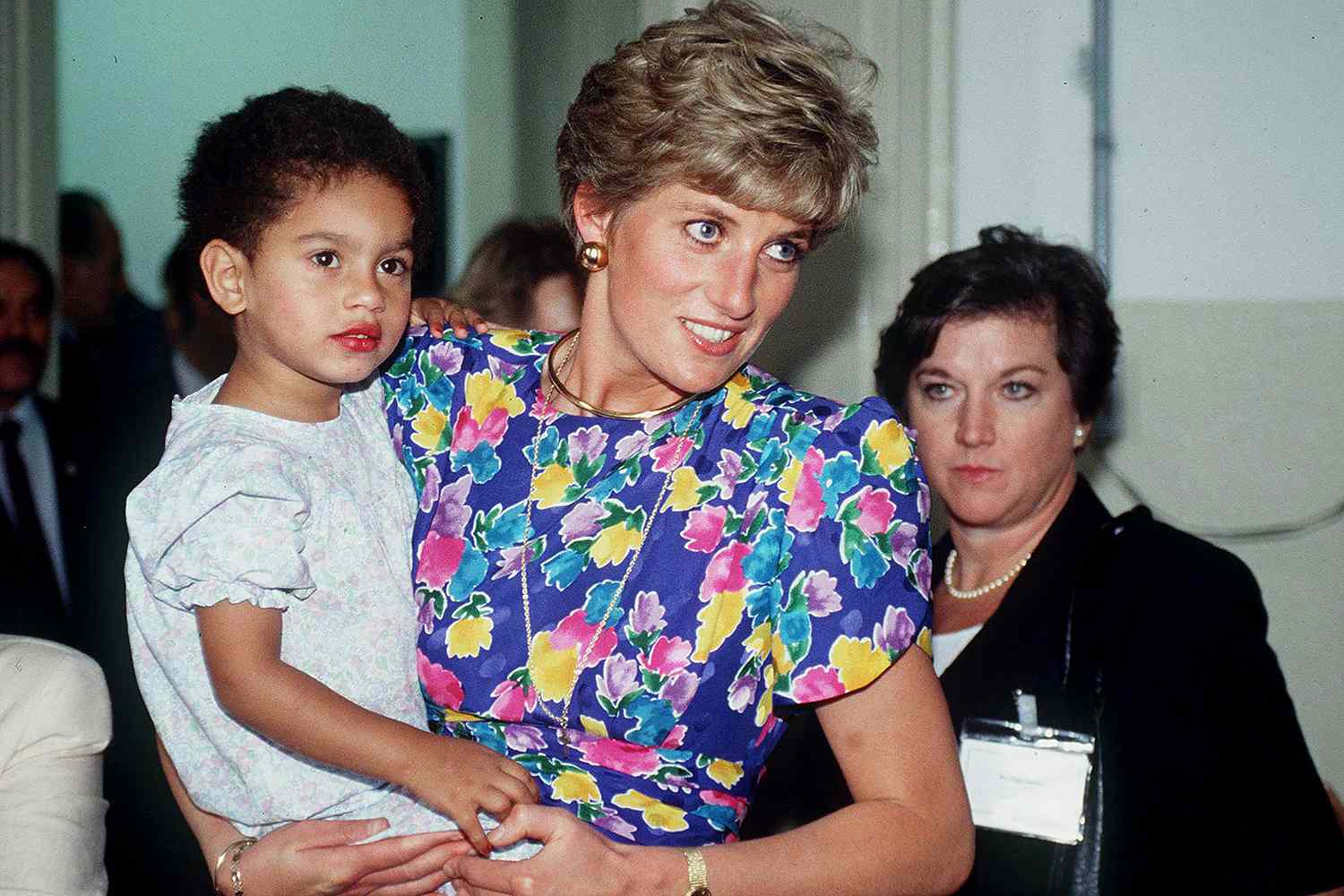 O rochie florală pe care Prințesa Diana a purtat-o pentru a vizita copiii din spitale s-a vândut cu 520.000 de dolari