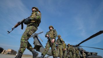 România își propune să crească armata cu cel puțin 10.000 de militari