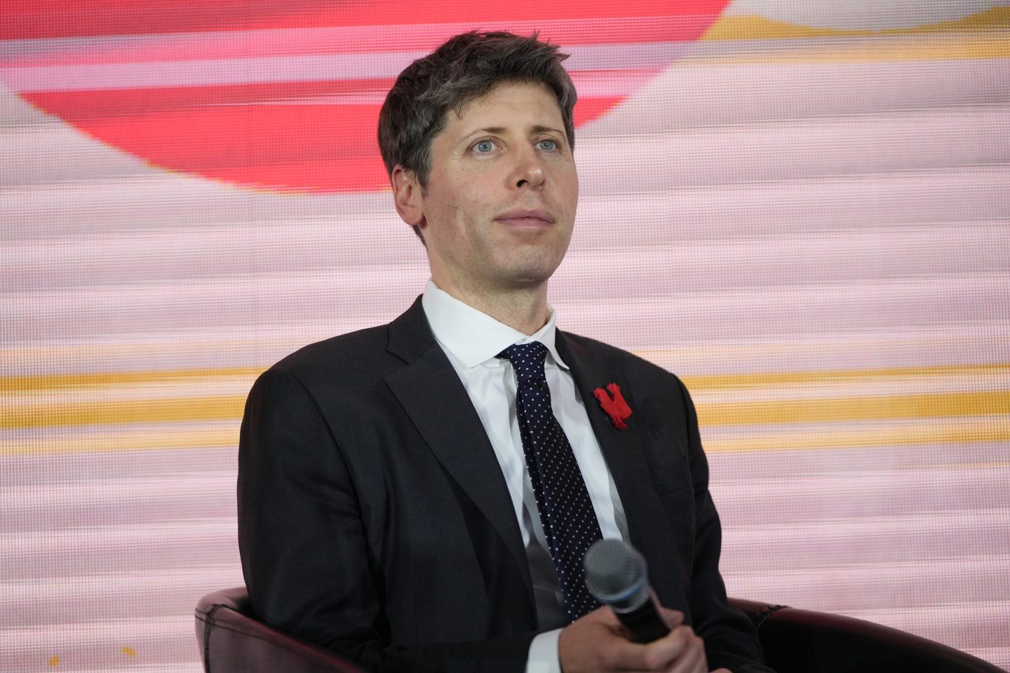 Sam Altman spune că își crește copilul cu ajutorul ChatGPT: „Copiii mei nu vor fi niciodată mai deștepți decât Inteligența Artificială”