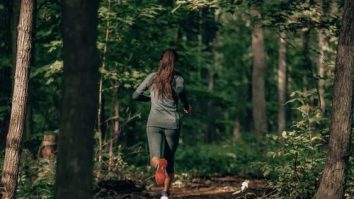 STUDIU. Mișcarea ține cancerul la distanță. Două ore și jumătate de activitate fizică pe săptămână reduc riscul de recidivă a cancerului de colon cu 28%