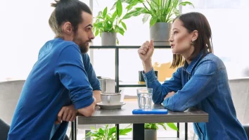 Persoanele care spun prea multe de la primul date suferă de floodlighting. Partenerul va juca mereu rolul de „suporter emoțional”