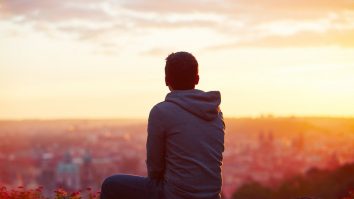 „Singurătatea” a fost stigmatizată după pandemie. Psiholog: „Trebuie să facem diferența între solitudine și singurătate”