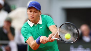 Jannik Sinner s-a calificat în finala masculină de la Roland Garros, după ce l-a învins pe Novak Djokovic