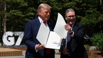 Donald Trump și Keir Starmer încheie o înțelegere comercială în cadrul Summit-ului G7.  Problema comerțului cu oțel rămâne nerezolvată