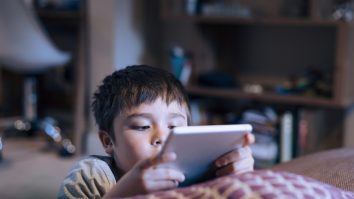 Cum convingi copilul să lase tableta pentru o carte? Valentina Cioară, părinte: „Noi avem, în fiecare seară, un ritual”