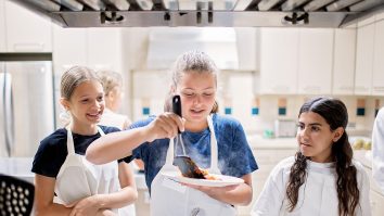 Educația practică revine în școli: Proiectul „LA PAS” învață elevii din Timișoara cum să devină autonomi și responsabili