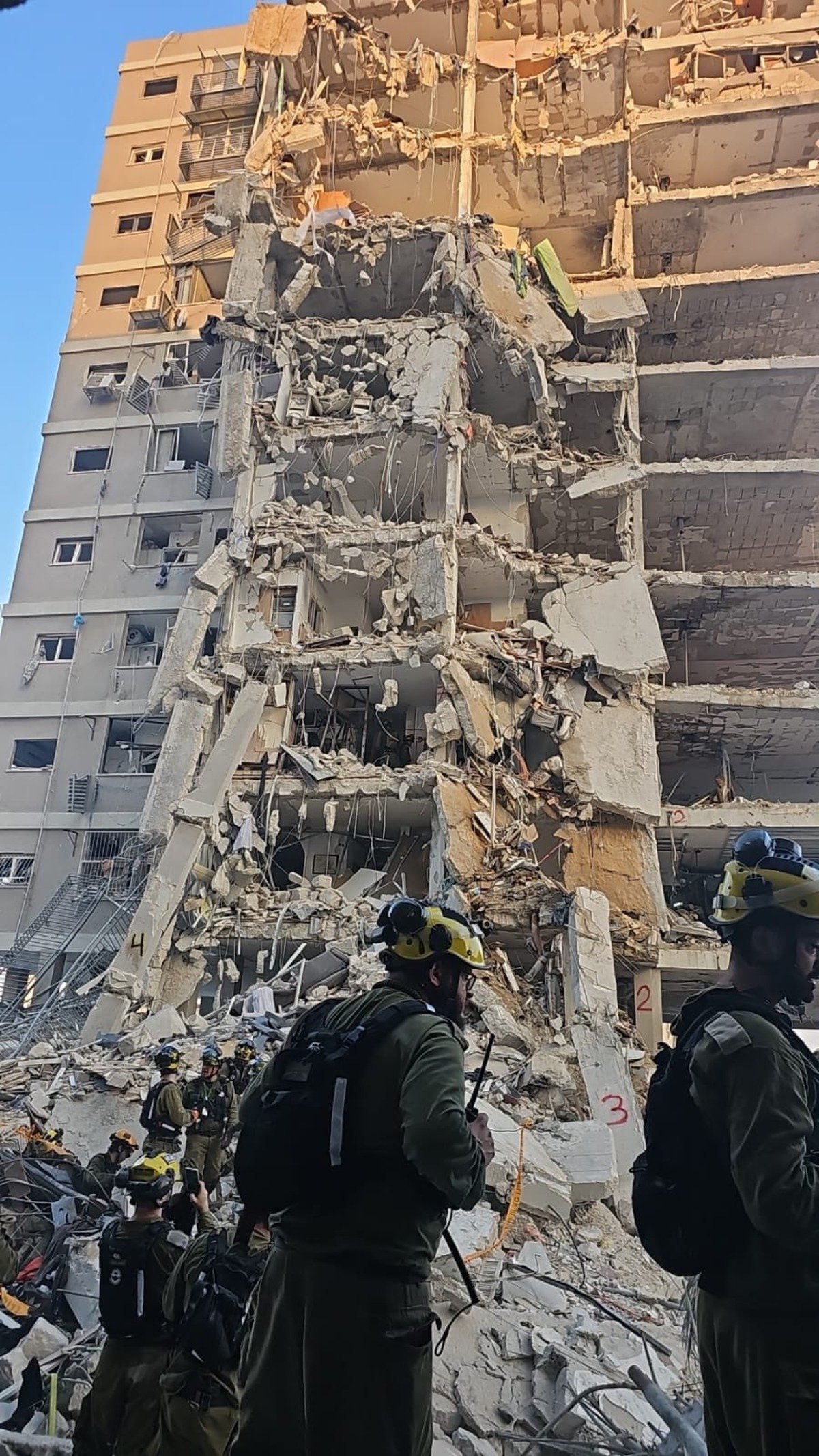 Rachetele iraniene au cauzat pagube în Tel-Aviv. Israelienii cotrobăie printre dărâmăturile clădirilor țintite