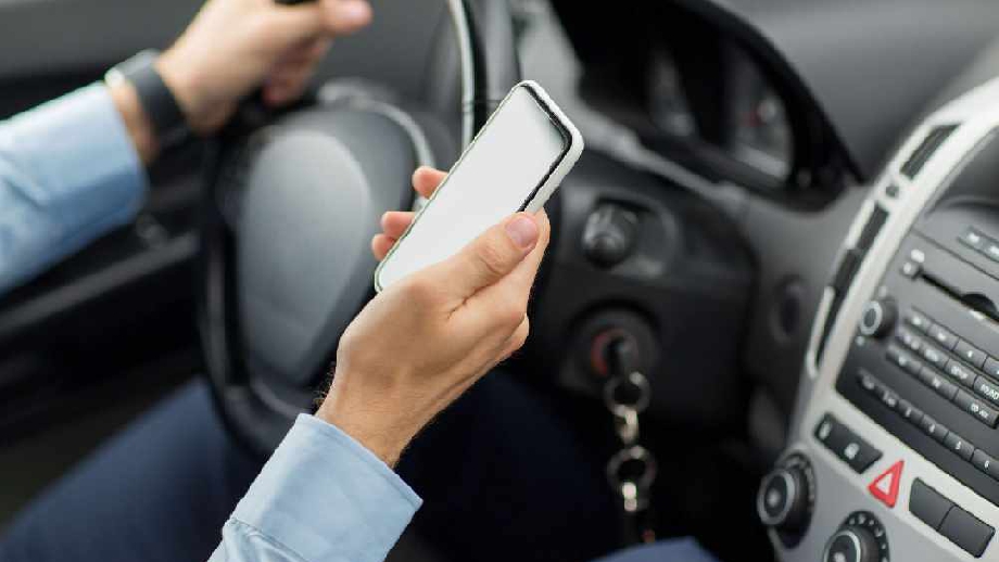 Grecia pune piciorul în prag. Dacă ai telefonul în mână la volan, riști o amendă de 2.000 de euro și suspendarea permisului pentru un an