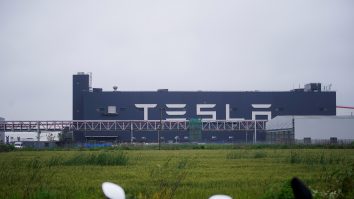Tesla construieşte cea mai mare centrală energetică cu baterii din China