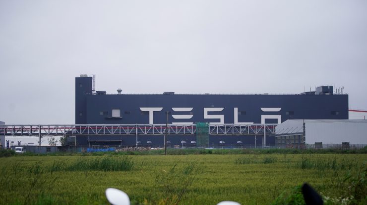 Tesla construieşte cea mai mare centrală energetică cu baterii din China