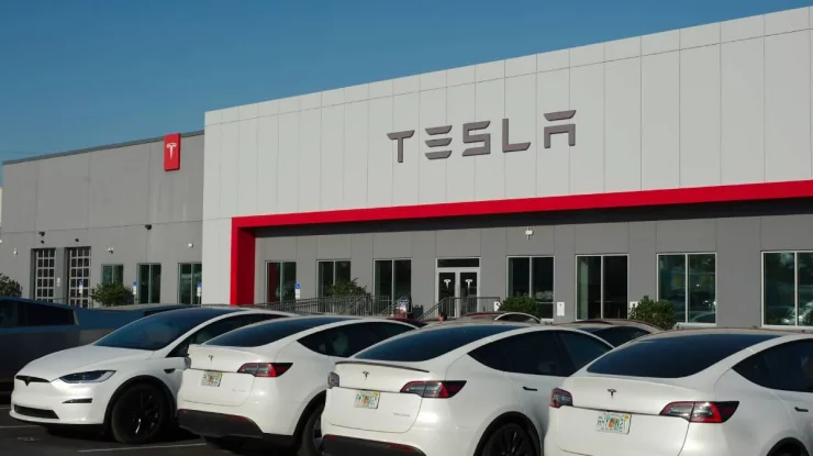 Vânzările Tesla scad în Europa. Într-un an, cota de piață a companiei s-a înjumătățit în Uniunea Europeană