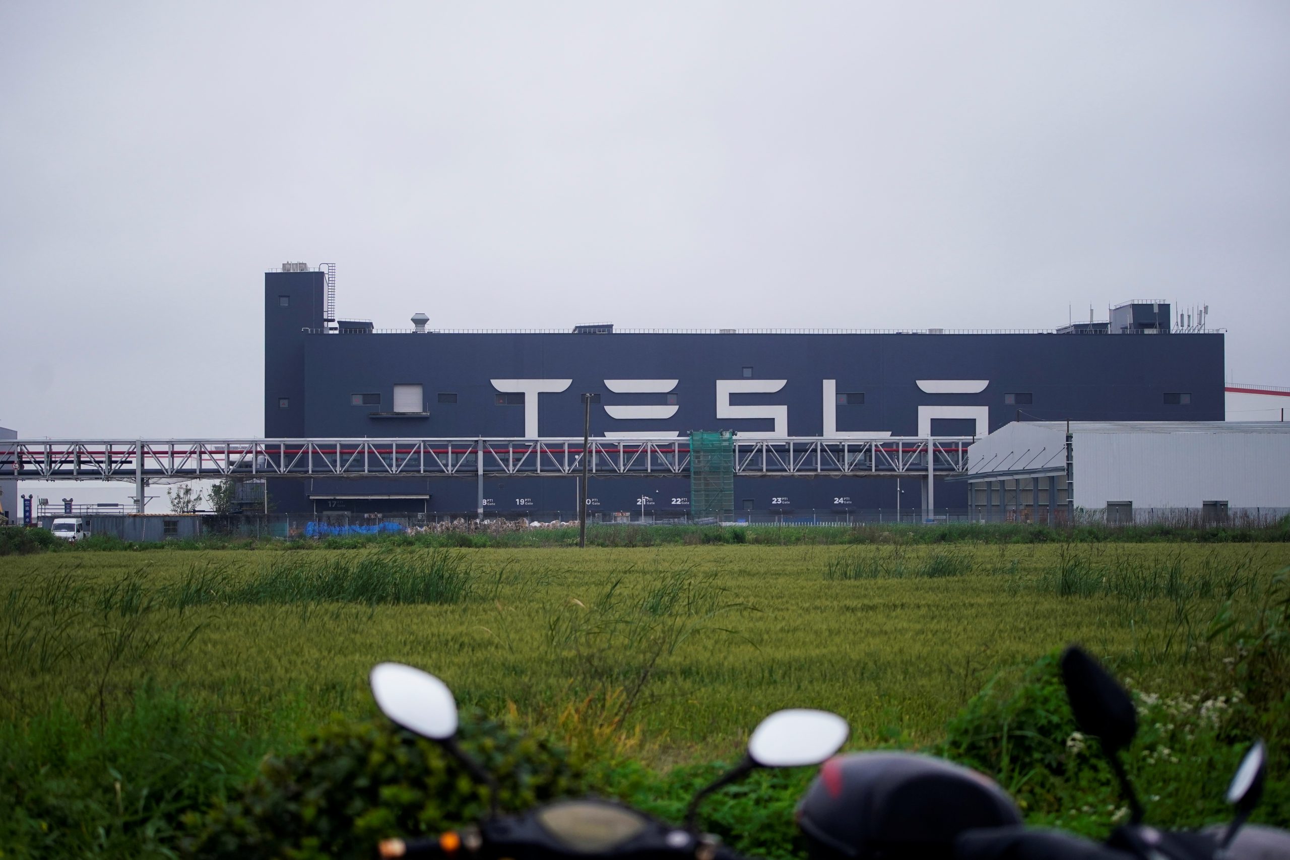 Tesla construieşte cea mai mare centrală energetică cu baterii din China