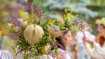 Azi sărbătorești Sânzienele. În această noapte, cerurile se deschid. Fetele pun busuioc sub pernă pentru a-și visa ursitul