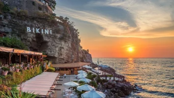 Unde mănânci vara asta? Ghidul Michelin a ales 10 restaurante spectaculoase aflate chiar pe malul mării, cu priveliști de vis