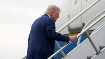 VIDEO. Trump s-a împiedicat pe scările Air Force One. Internetul nu doarme: „L-a lovit Karma. Râdea de Biden”