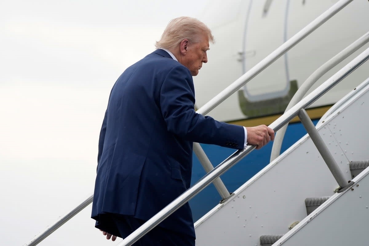VIDEO. Trump s-a împiedicat pe scările Air Force One. Internetul nu doarme: „L-a lovit Karma. Râdea de Biden”