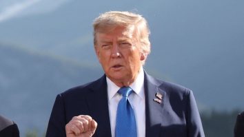 Un judecător suspendă aplicarea ordinului executiv al președintelui Trump privind limitarea cetățeniei prin naștere
