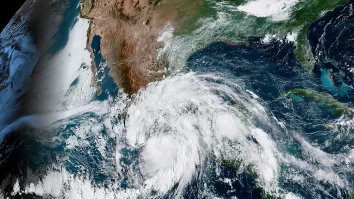 Uraganul Erick lovește Mexicul cu rafale de până la 205 km/h și atinge nivelul maxim de furtună feroce de categoria 4