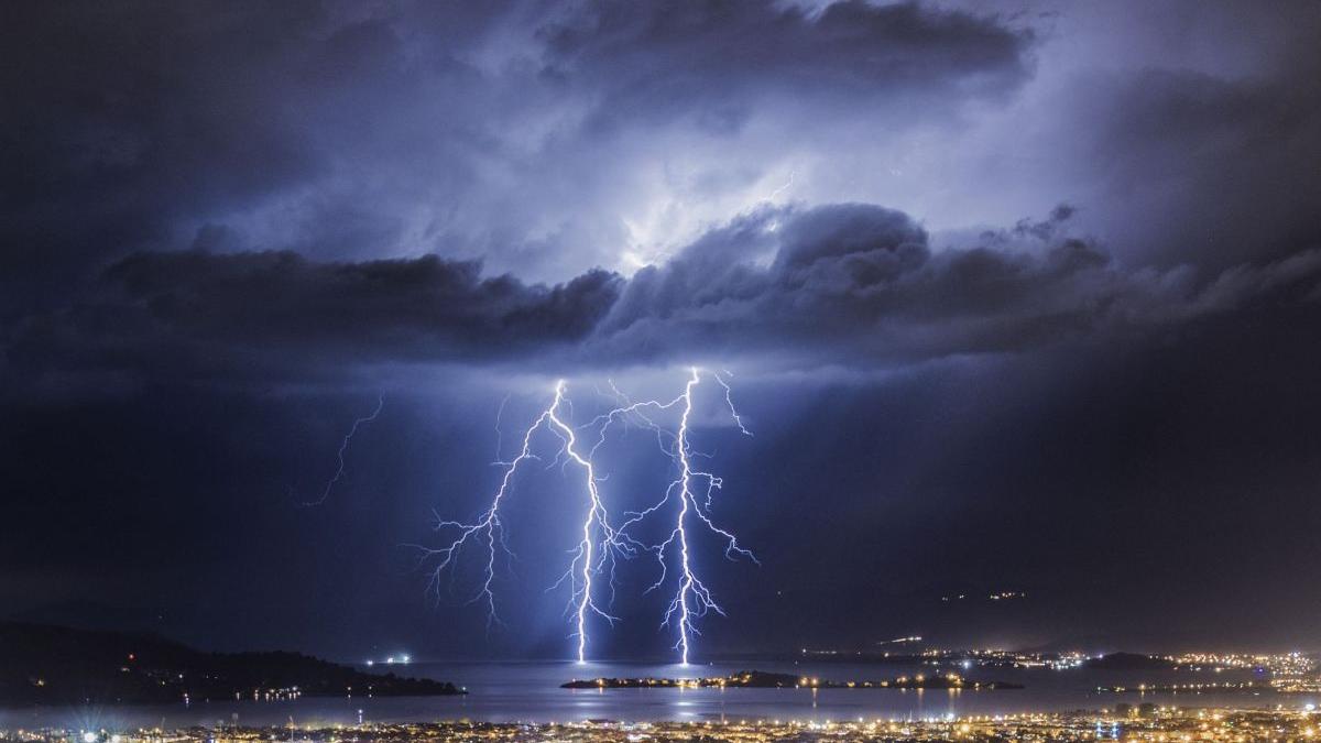 Vremea se schimbă complet în acest weekend. Temperaturile scad și apar vijeliile