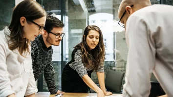 Femeile din Generația Z câștigă mai mult decât bărbații la începutul carierei