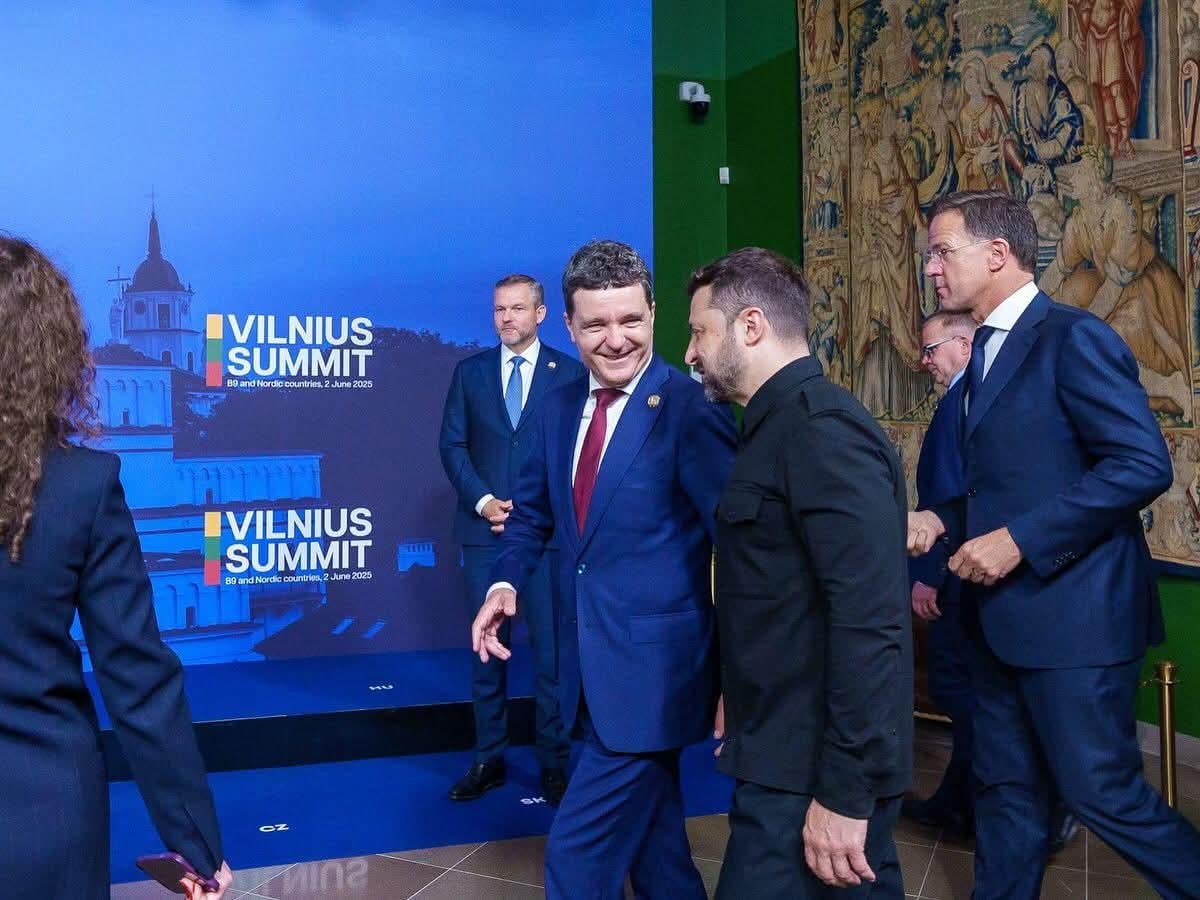 Zelenski s-a întâlnit pentru prima dată cu Nicușor Dan, la Summitul B9 de la Vilnius. Președintele României a fost invitat în Ucraina