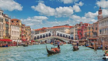 Unii venețieni vor taxă de 100 de euro pe zi pentru turiștii care nu cheltuie bani în oraș. Șeful comercianților din Piața San Marco: „Turiști fără cultură”