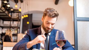 Mesele la restaurant nu mai sunt despre socializare. Generația Z optează pentru „solo dining”