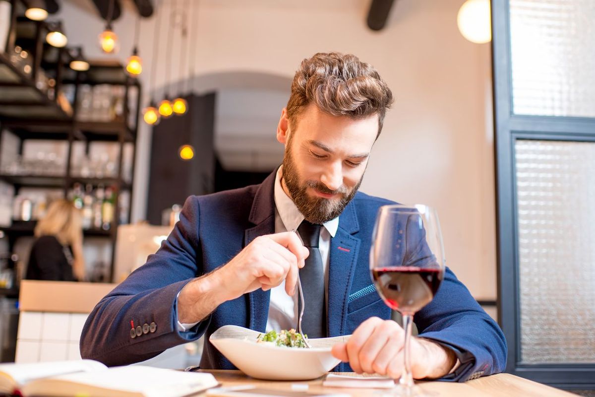 Mesele la restaurant nu mai sunt despre socializare. Generația Z optează pentru „solo dining”