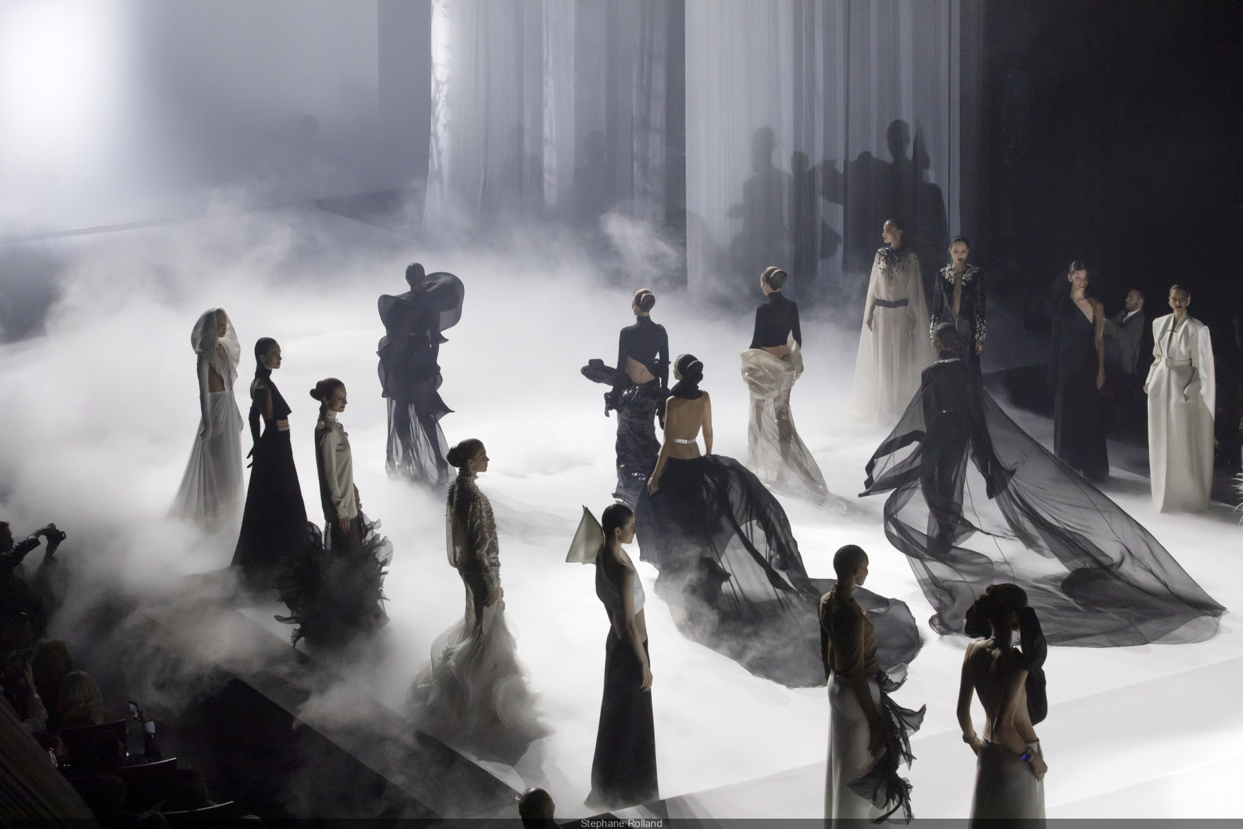 Ediția Paris Haute Couture Week de anul acesta este un real succes. Ce brand-uri celebre de haine au defilat pe podiumul show-ului