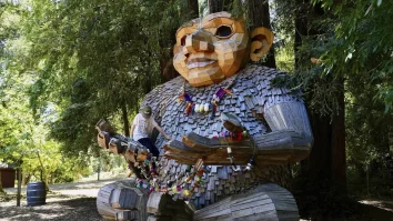 FOTO. Un artist danez cu echipa sa au dus arta la mare înălțime. Artiștii au creat 170 de troli uriași din paleți, mobilă veche și butoaie