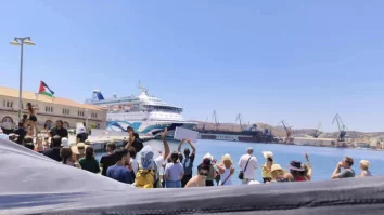 Grecii alungă un vas de croazieră israelian spre Cipru: Protestatarii locali au blocat portul