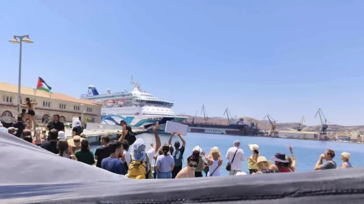 Grecii alungă un vas de croazieră israelian spre Cipru: Protestatarii locali au blocat portul