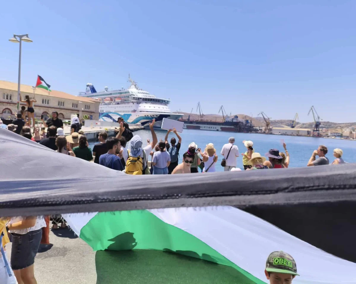 Grecii alungă un vas de croazieră israelian spre Cipru: Protestatarii locali au blocat portul
