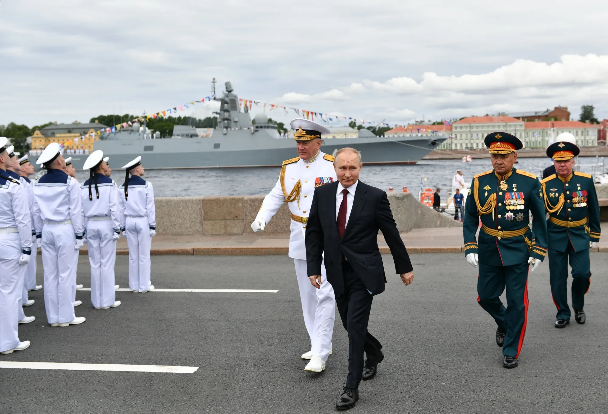 Ucraina lansează un atac record cu drone asupra Leningradului chiar când Putin ajunge la Sankt Petersburg de Ziua Marinei Ruse