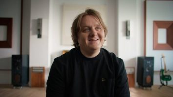 Lewis Capaldi donează fanilor 743.000 de ore de terapie online gratuită. Cântărețul a avut mai multe probleme de sănătate mintală
