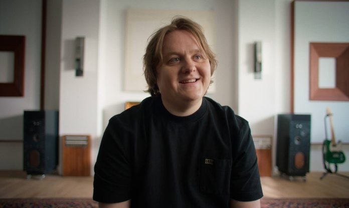 Lewis Capaldi donează fanilor 743.000 de ore de terapie online gratuită. Cântărețul a avut mai multe probleme de sănătate mintală