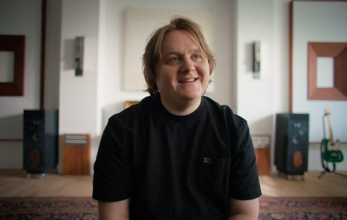 Lewis Capaldi donează fanilor 743.000 de ore de terapie online gratuită. Cântărețul a avut mai multe probleme de sănătate mintală