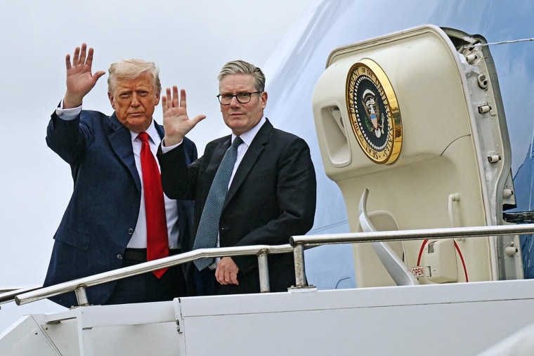 Trump l-a primit pe Keir Starmer la ternul său de golf din Scoția. Premierul britanic a încercat să obțină o scădere a tarifelor la oțel și aluminiu