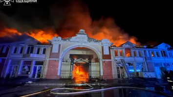 Rusia a atacat masiv Odesa la câteva ore după negocierile de pace. Privoz, piața simbol, a fost distrusă de flăcări