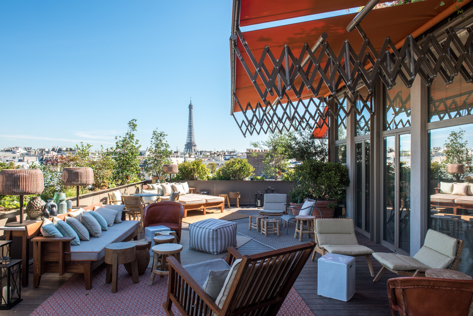 Rooftop-uri cu vedere la Turnul Eiffel: Descoperă cele mai frumoase terase unde poți savura un cocktail la apus